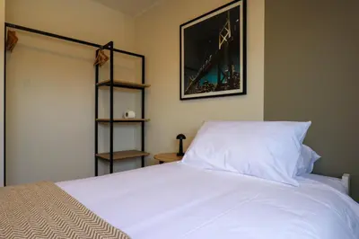 a bedroom with a white bed and a picture on the wall at Stelar by Wynwood House in Lima