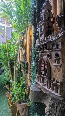 a garden with a bird house and some plants at Hotel SumacPlaza in Ayacucho