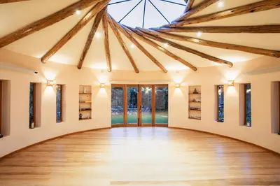 a large room with a ceiling with beams at Casa Tikawarmi in Urubamba