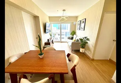 a dining room with a table and a living room at Apartamento Céntrico cerca a San Isidro in Lima