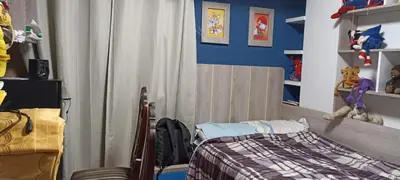 a bedroom with a bed and a blue wall at Depa4dormitoriosPuebloLibre in Lima