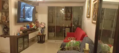 a living room with a couch and a tv at Depa4dormitoriosPuebloLibre in Lima