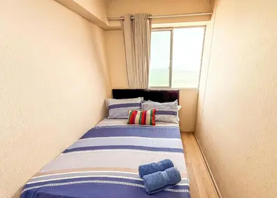 a bed in a small room with a window at Exclusivo con vista al mar - Blue One in Lima