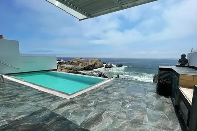 a swimming pool with a view of the ocean at Casa de playa con vista al mar y piscina in Cerro Azul