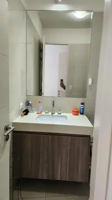 a bathroom with a sink and a large mirror at Apartamento de Lujo in Lima
