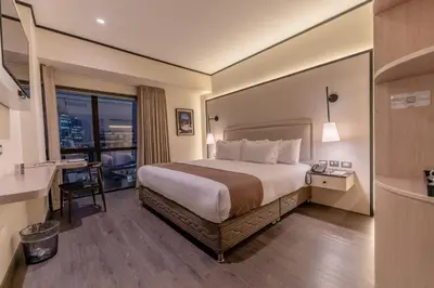 a hotel room with a large bed and a balcony at Hotel Límade in Lima