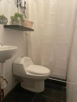 a bathroom with a toilet and a sink at Hermoso Departamento en el mejor sector de Ica in Ica