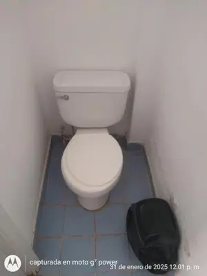 a small bathroom with a white toilet in a room at Hospedaje snack bar titanic in Ica