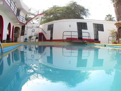 a swimming pool in front of a building at Hospedaje snack bar titanic in Ica