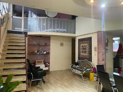 a room with a staircase and a living room with chairs at Habitación con baño particular, lindas áreas comunes in Lima