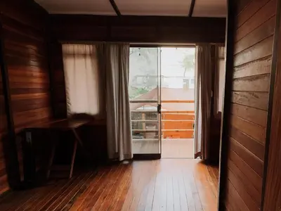 an empty room with a large window and a wooden floor at HOSPEDAJE CasaBlanca Huacachina in Ica