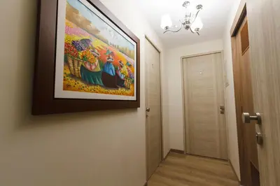 a painting hanging on a wall in a hallway at Vista piloto cerca Miraflores y Centro Histórico, seguridad 24 h in Lima