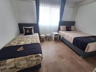 a bedroom with two beds and a table and a window at Hotel MAXIMUM COMFORT FCA in Salinas