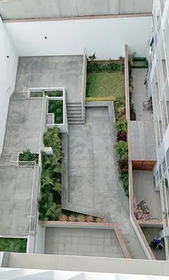 an overhead view of a building with a garden at Se alquila habitación con cama King y baño privado in Lima
