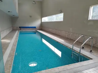 a swimming pool with blue water in a room at Departamento en Miraflores, Lima 3HAB in Lima