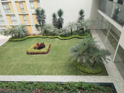 an aerial view of a courtyard with palm trees in a building at Departamento en Miraflores, Lima 3HAB in Lima