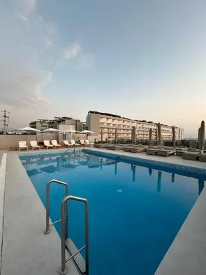 a large swimming pool on the roof of a hotel at Departamento en San Bartolo in San Bartolo