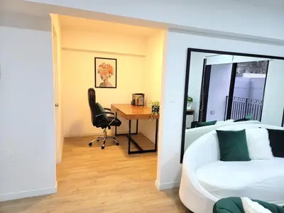 a bedroom with a bed and a desk with a chair at Bello y amplio apartamento, en la mejor zona de Barranco in Lima