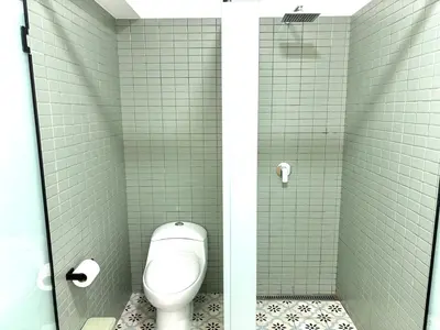 a bathroom with a toilet in a tiled stall at Bello y amplio apartamento, en la mejor zona de Barranco in Lima