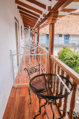 a black bench sitting on a balcony at QOSQO BELVEDERE, apartamento en Cuesta San Blas in Cusco