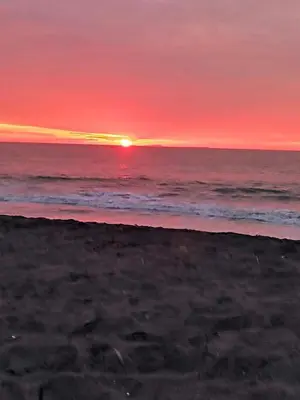 a sunset on the beach with the ocean at Chinchacampoymar Casa de playa en Chincha in Chincha Baja