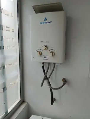 a water heater on a wall next to a window at Alquilo Departamento en Comas in Lima