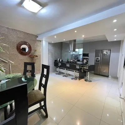 a kitchen and dining room with a table and chairs at Cuarto A en La Warida House in Ayacucho