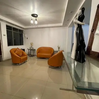 a living room with two chairs and a mannequin at Cuarto A en La Warida House in Ayacucho