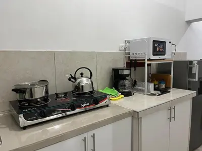 a kitchen with a stove with pots and pans on it at Albano apartamento 3 en tu refugio Chosica in Chosica
