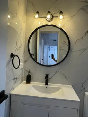 a bathroom with a sink and a mirror at Habitaciones casa Bella in Lima