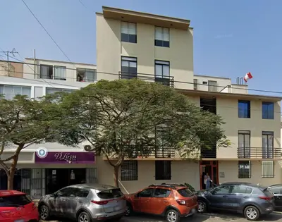 a group of cars parked in front of a building at Departamento Prescott in Lima