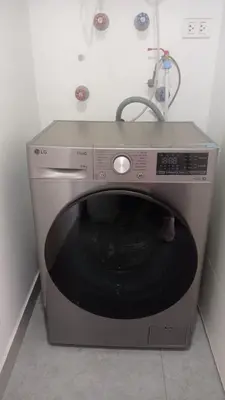 a microwave oven in a corner of a room at Departamento en Santa Catalina in Lima