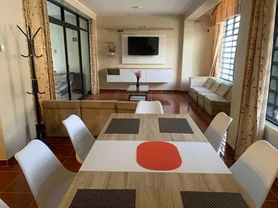 a living room with a table and a couch at Casa Hospedaje Las Lomas con piscina en La Merced in La Merced