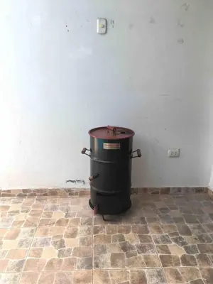 a trash can sitting in a corner of a room at Casa Hospedaje Las Lomas con piscina en La Merced in La Merced