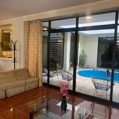 Casa Hospedaje Las Lomas con piscina en La Merced