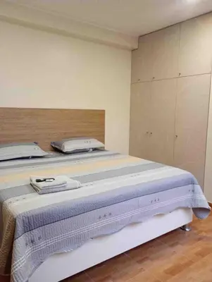 a bedroom with a large bed in a room at Exclusivo Depa Cerca Precio Uno para 10 in La Merced