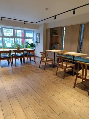 a room with tables and chairs and windows at Departamento de Estreno in Lima
