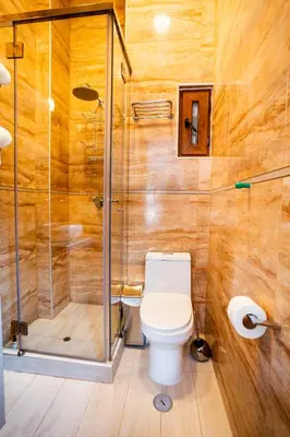 a bathroom with a toilet and a shower at Hotel Boutique PLAZA GIBAJA in Ollantaytambo