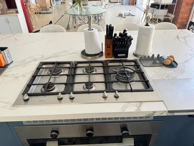 a stove top oven sitting on top of a counter at Casa Chocaya Playa Campo in Fundo Copacabana