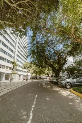 an empty street with cars parked on the side of a building at Romanet - Depa Premium con Vista al Golf in Lima