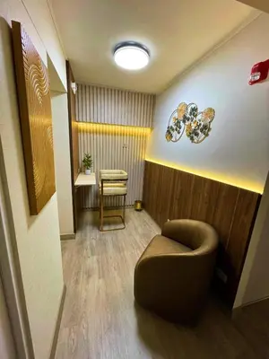 a waiting room with a chair and a table at Chelovirock- Luxury Penthouse Great Location in Lima