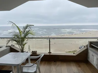a balcony with a table and a view of the beach at Apartment Rosi Beach & Pool Punta Hermosa in Punta Hermosa