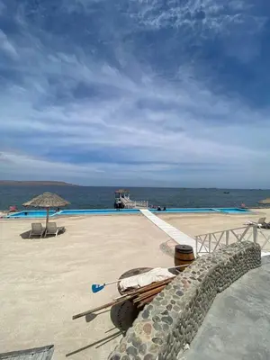 a view of a swimming pool and the ocean at Dpto en Paracas con vista al Mar in Paracas