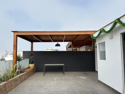 a bench on the roof of a house at Dormitorio con baño en departamento Miraflores in Lima