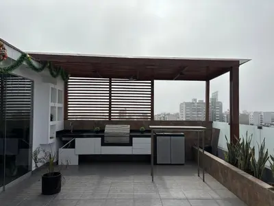 a balcony with a desk on top of a building at Dormitorio con baño en departamento Miraflores in Lima