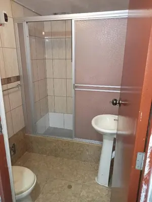 a bathroom with a shower and a toilet and a sink at Habitación cama QUEEN 1B in Lima
