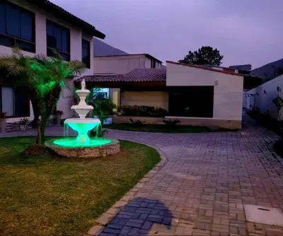 a green fountain in the yard of a house at casa Alva in La Molina