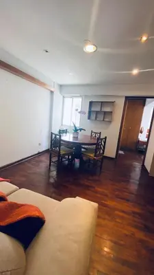 a living room with a couch and a table at Lindo departamento en Miraflores Parque Kennedy in Lima