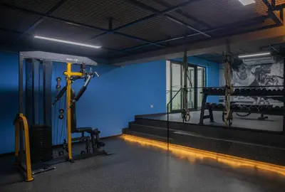 a gym with blue walls and a gym equipment at Art by Wynwood House in Lima