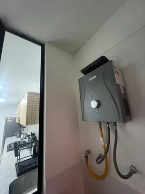 a soap dispenser in a room with a window at AMPLIO DEPARTAMENTO EN JESÚS MARÍa in Lima